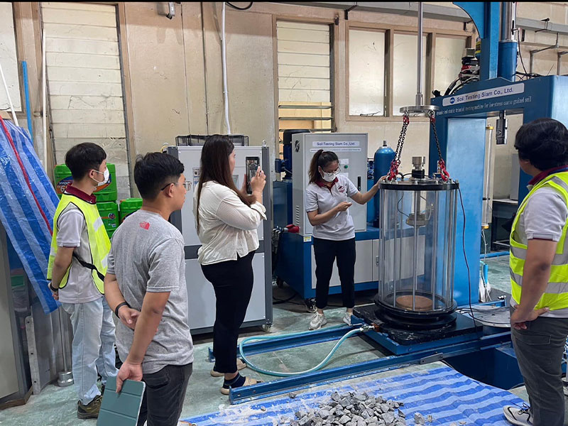 Large Dynamic Triaxial System (Static Load 200 kN, Dynamic Load 80 kN, Frequency 5 Hz)